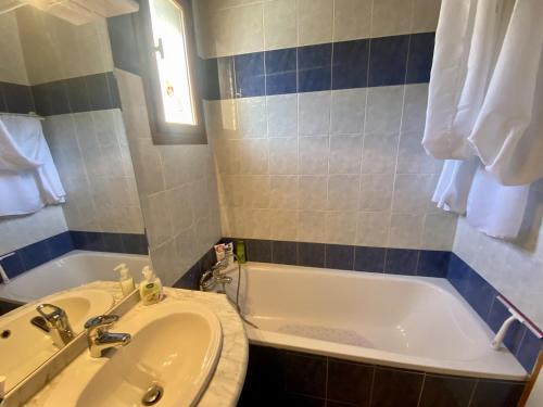 une salle de bain avec un lavabo et une baignoire dans l'établissement Les Angles - T4 Duplex 3 chambres - 6 pers, Parking, prox. commodités - FR-1-758-19, aux Angles