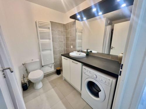 ein Badezimmer mit einer Waschmaschine und einem Waschbecken in der Unterkunft Appartement Étel, 2 pièces, 4 personnes - FR-1-479-155 in Étel