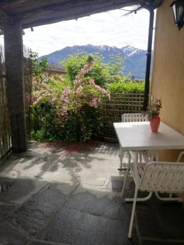 una mesa y sillas en un patio con vistas en Casettina - b48822 en Minusio