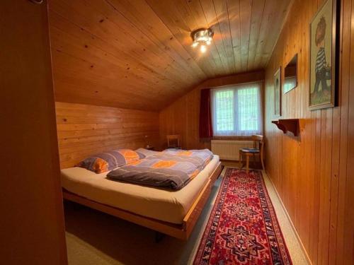 Tempat tidur dalam kamar di Ausserdorf - b48835