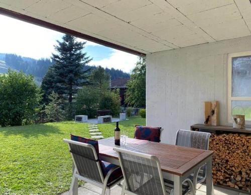 einen Tisch und Stühle auf einer Terrasse mit Aussicht in der Unterkunft Familienfreundliche Ferienwohnung mit Spielwiese Haus Reanchme Parterre - b48833 in Sörenberg