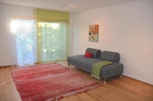 uma sala de estar com um sofá e uma janela em Schmucke ruhige 25 Parterre Wohnung - b48866 em Nottwil