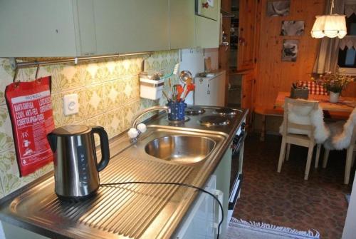 - une cuisine avec un évier et un comptoir dans l'établissement Chalet Huusli - b48809, à Axalp