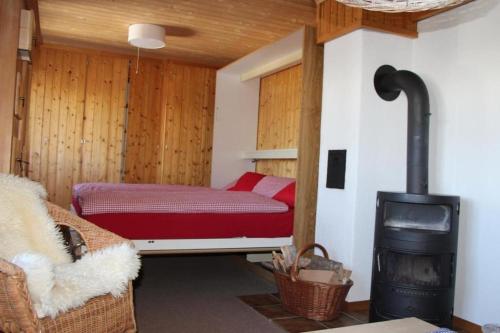 En eller flere senge i et værelse på Chalet Huusli - b48809