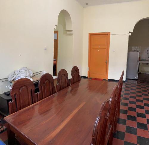 a conference room with a wooden table and chairs at PONDOK SITI RAWIYAH Guest House in Bukittinggi