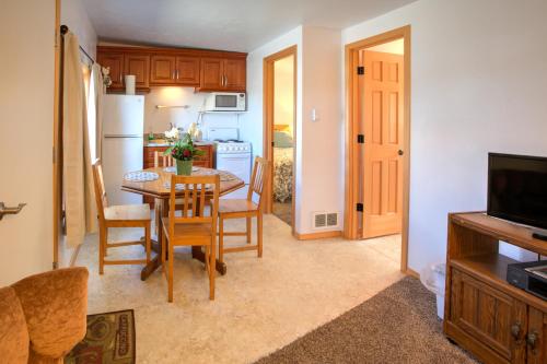a kitchen and dining room with a table and chairs at Westerly Motel in Ocean Shores