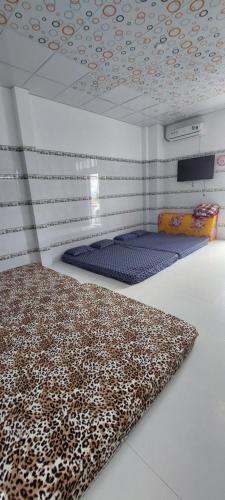 a room with a leopard print bed in it at NHÀ NGHỈ BÌNH DÂN SỐ 3 in Bạc Liêu