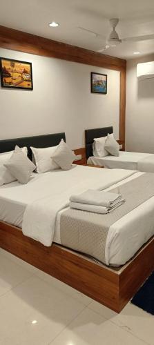 twee grote bedden in een kamer met bij Hotel Royal Relax in Gandhinagar