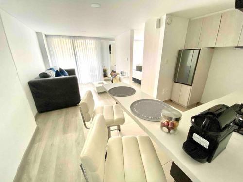 Suite Palace Exclusive lakeside loft في بايبا: غرفة معيشة مع أريكة وتلفزيون