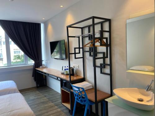 una camera da letto con scrivania, letto e specchio di Super 8 Hotel Alor Setar a Alor Setar
