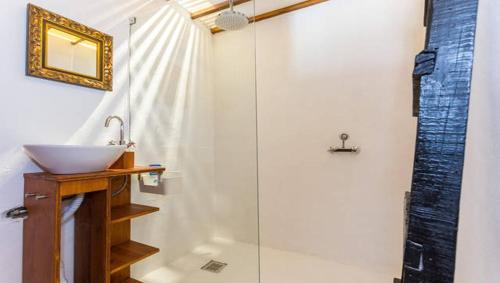 bagno con lavandino e doccia di Casa do Levante a Olhão