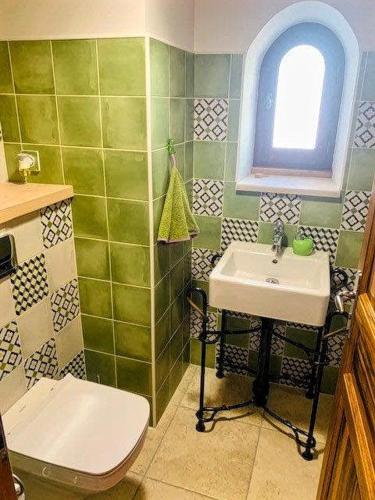une salle de bain avec un lavabo et des toilettes dans l'établissement Les Hauts de Cassagnas, à Saint-Julien-de-Cassagnas