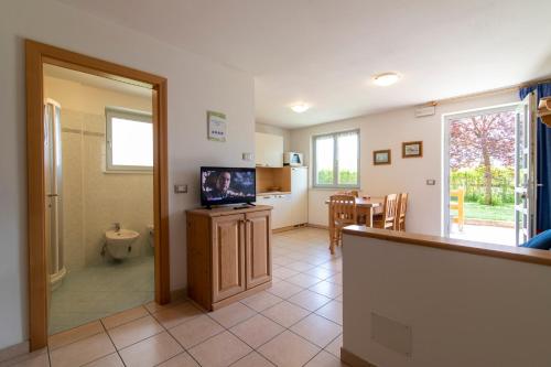 カヴァレーゼにあるAppartamenti Le Plejadiのバスルーム(トイレ付)、テレビが備わる客室です。