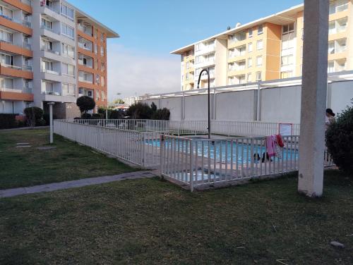 una piscina en un patio junto a algunos edificios en Departamente 2 habitaciones 2 baños a pasos playas supermercado y plaza de armas, en La Serena