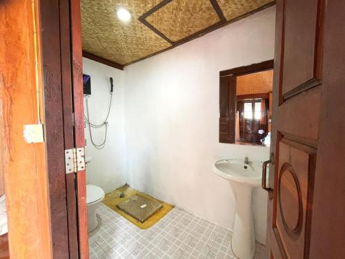 拜縣的住宿－Pai Kiniman Resort，一间带卫生间和水槽的浴室