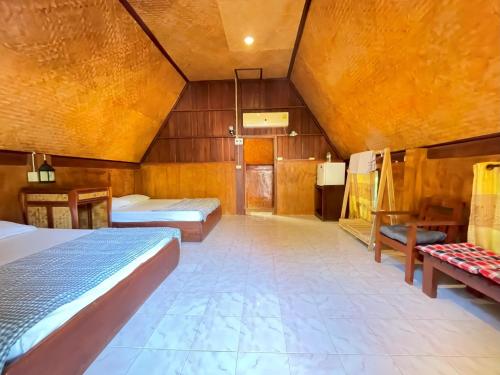 a room with two beds and a ladder in it at Pai Kiniman Resort in Pai