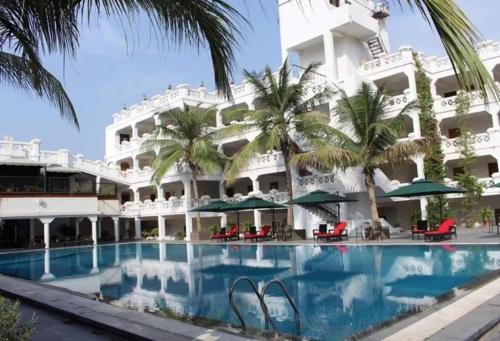 Sarkhej的住宿－Hotel Aarya Grand，大楼前设有游泳池的酒店