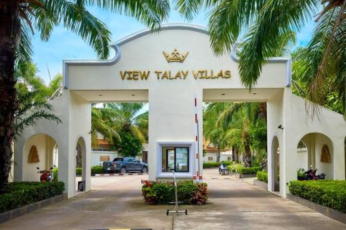 um edifício com um cartaz que lê as villas de táxis venn em Bali Style Luxury View Talay POOL VILLA close to Beach & Walking Street! em Praia de Jomtien