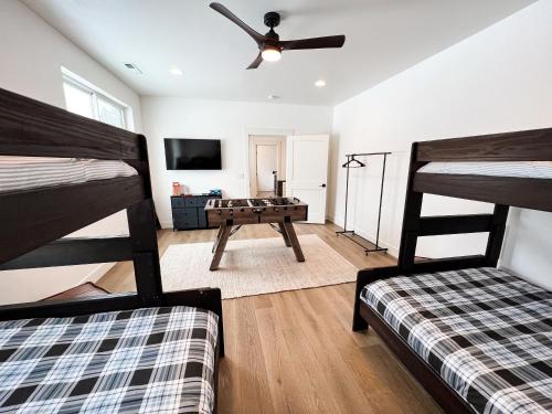 En eller flere senge i et værelse på Paradise Pines