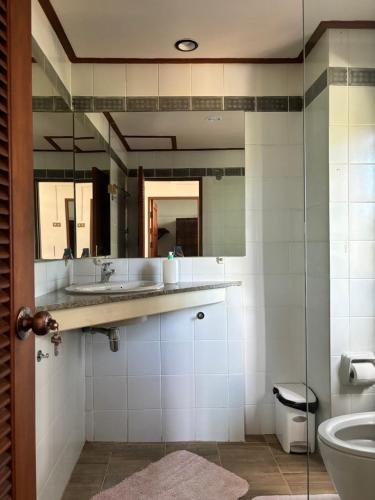 uma casa de banho com um lavatório, um WC e um espelho. em Grand view @lamaibeach em Koh Samui