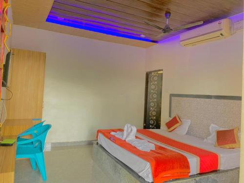 una camera con due letti e una sedia blu di Ajaypal Garh Resort Near Pushkar and Ajmer a Ajaigarh