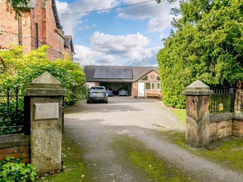 a driveway leading to a house with a fence at 1 Bed in Turnditch PK919 in Turnditch