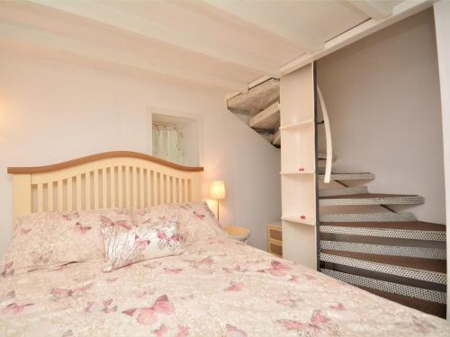 1 dormitorio con 1 cama y escalera de caracol en 1 bed property in Fowey SYBAR, en Saint Blazey