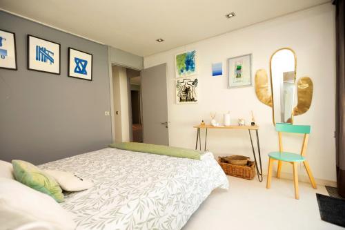 Schlafzimmer mit einem Bett, einem Spiegel und einem Tisch in der Unterkunft Domaine de La Maison Blanche 10mn CASSIS in Roquefort-la-Bédoule
