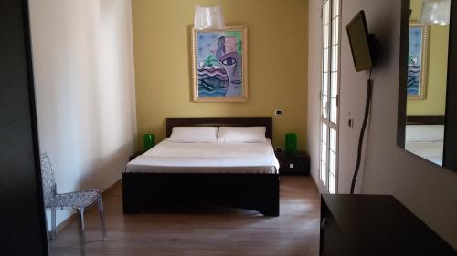una camera con un letto e una televisione di Def House a Reggio di Calabria
