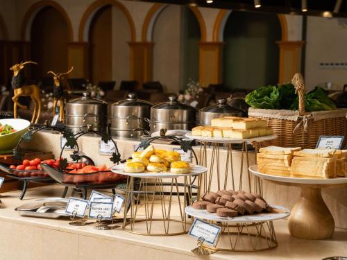 Un buffet con platos de comida en una mesa. en Vienna International Hotel Wuhan Jiefang Avenue, en Wuhan