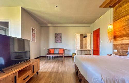 1 dormitorio con 1 cama grande y 1 sofá en Goda Boutique Hotel, en Hoi An