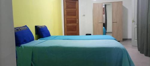 Tempat tidur dalam kamar di Résidence Marie France MENDY