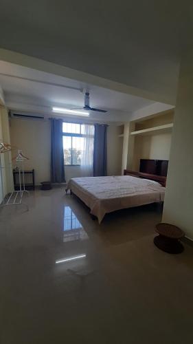 1 dormitorio grande con cama y ventana en m&b homestay, en Itānagar