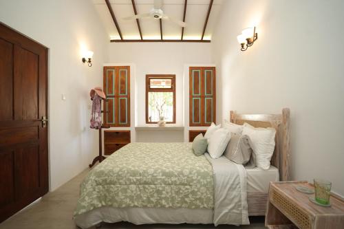 Summer House - Private villa close to International Airport BIA tesisinde bir odada yatak veya yataklar