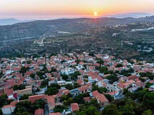 uma vista aérea de uma cidade ao pôr-do-sol em Cornaro House em Arsos