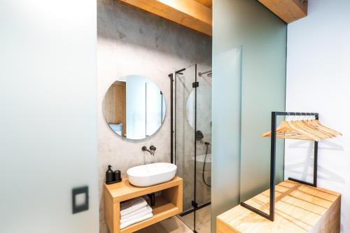 W łazience znajduje się umywalka i prysznic. w obiekcie Aparthouse Lubno w mieście Frydlant nad Ostrawicą