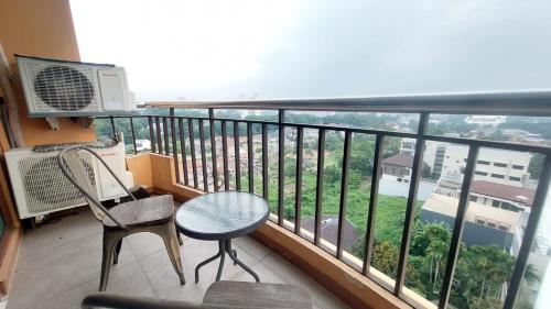 - un balcon avec une table et des chaises dans l'établissement Homey Cozy 3 Bedrooms Apt 125m², à Bandung