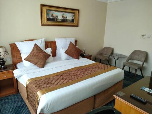 سرير أو أسرّة في غرفة في QASR ALAZHAR HOTEL