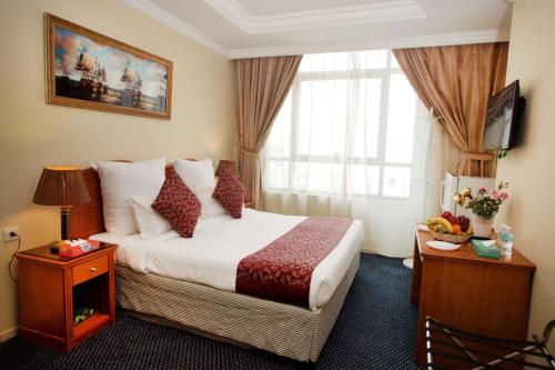 a hotel room with a bed and a window at فندق قصر الأزهر - Al-Azhar Palace Hotel in Mecca