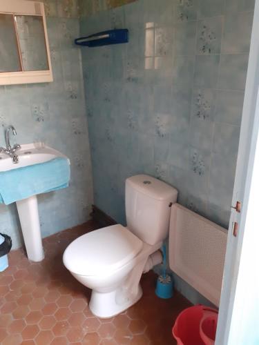 une salle de bain avec des toilettes blanches et un lavabo dans l'établissement N1 Dortoirs Hommes, à Béziers
