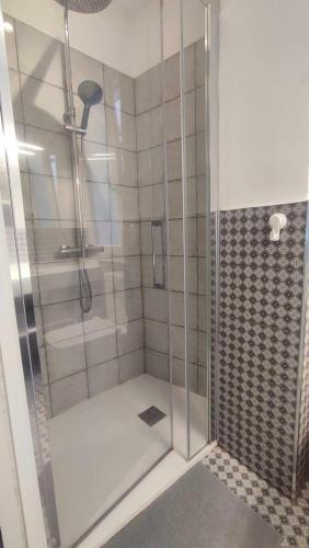 a shower with a glass door in a bathroom at Apartamento en Ultramar in Ferrol