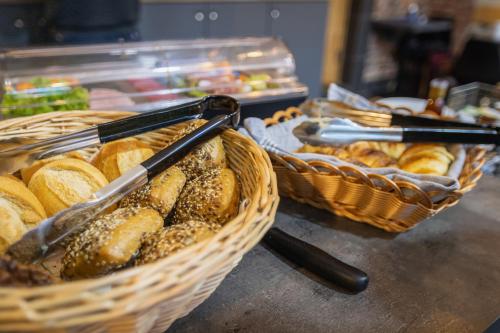 two baskets of bread sitting on a counter with at Krause: deine Wohlfühloase in Zentrum v. Bielefeld in Bielefeld