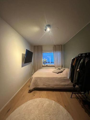 - une chambre avec un grand lit et une fenêtre dans l'établissement Vaasa central apartment, à Vaasa