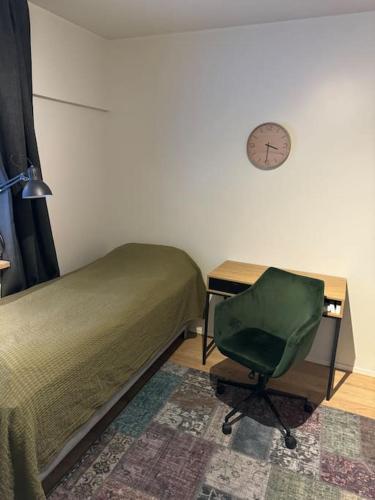 - une chambre avec un lit, un bureau et une chaise dans l'établissement Vaasa central apartment, à Vaasa
