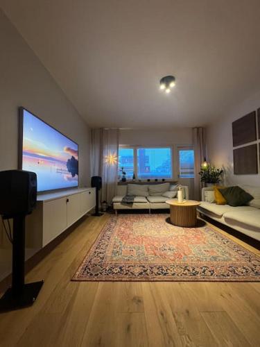 - un salon avec une grande télévision à écran plat dans l'établissement Vaasa central apartment, à Vaasa