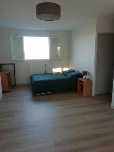 une chambre avec un lit et une fenêtre dans une pièce dans l'établissement Maison calme avec piscine et vue imprenable., à Villars