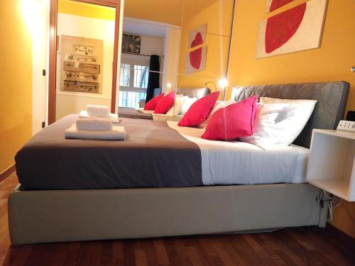 米蘭的住宿－市中心大教堂公寓，一张大床,里面配有枕头