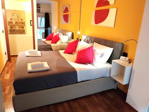 米蘭的住宿－市中心大教堂公寓，一间卧室配有一张带红色枕头的大床