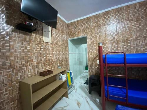 a bathroom with a bunk bed in a room at Quitinet Simples e aconchegante. in Bertioga