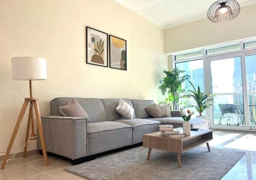 Lake View 1BR Apt Balcony & Near DMCC Metro